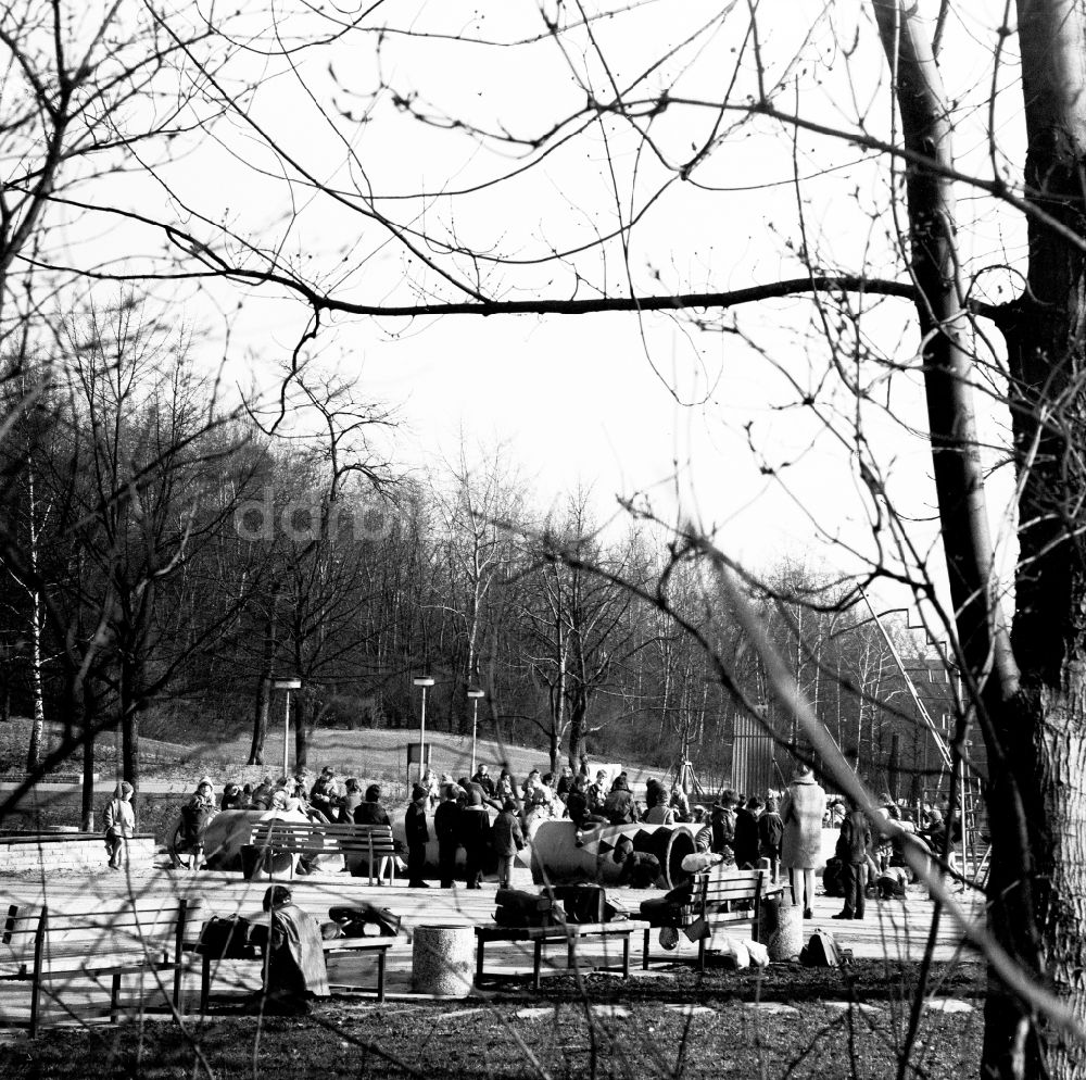 DDR-Bildarchiv: Berlin - Kinder spielen auf einem Spielplatz im Volkspark Friedrichshain in Berlin, der ehemaligen Hauptstadt der DDR, Deutsche Demokratische Republik