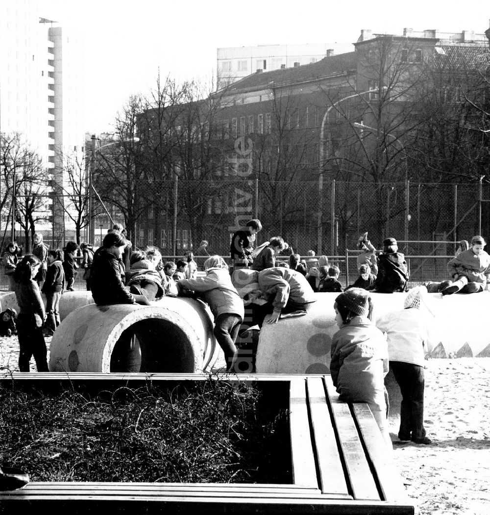 Berlin: Kinder spielen auf einem Spielplatz im Volkspark Friedrichshain in Berlin, der ehemaligen Hauptstadt der DDR, Deutsche Demokratische Republik