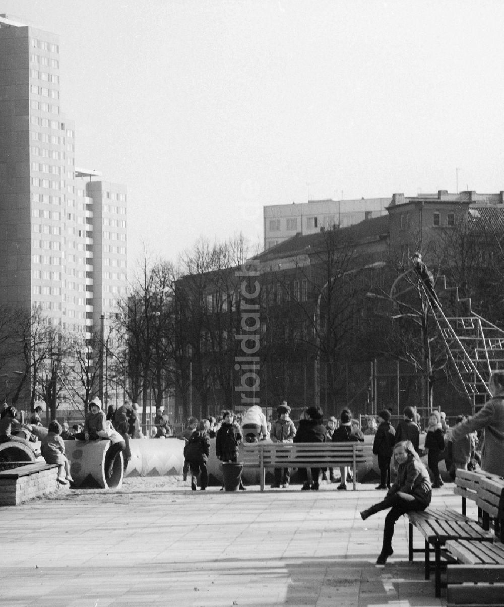 DDR-Fotoarchiv: Berlin - Kinder spielen auf einem Spielplatz im Volkspark Friedrichshain in Berlin, der ehemaligen Hauptstadt der DDR, Deutsche Demokratische Republik