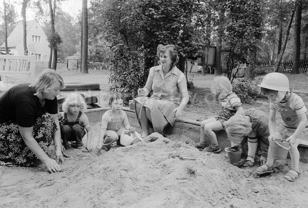 Schulzendorf: Kinder spielen im Freien in einem Kindergarten in Schulzendorf in Brandenburg in der DDR