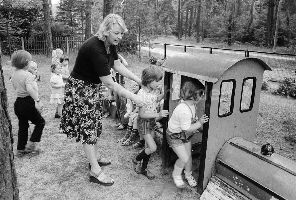 DDR-Bildarchiv: Schulzendorf - Kinder spielen im Freien in einem Kindergarten in Schulzendorf in Brandenburg in der DDR