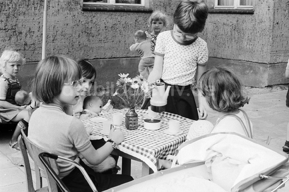 DDR-Fotoarchiv: Schulzendorf - Kinder spielen im Freien in einem Kindergarten in Schulzendorf in Brandenburg in der DDR