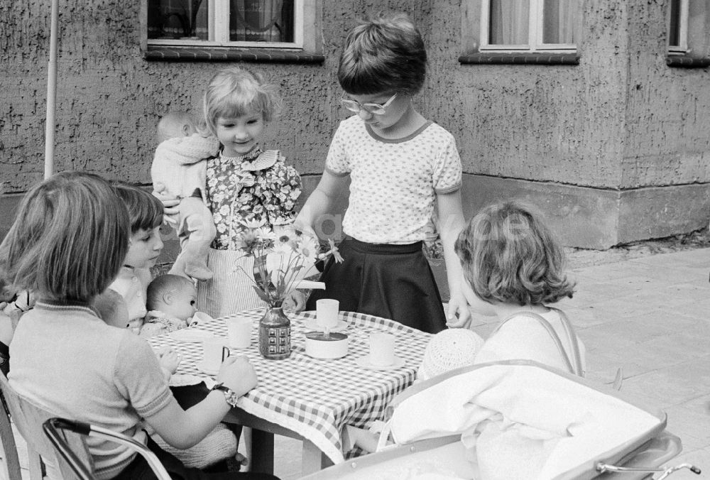 Schulzendorf: Kinder spielen im Freien in einem Kindergarten in Schulzendorf in Brandenburg in der DDR