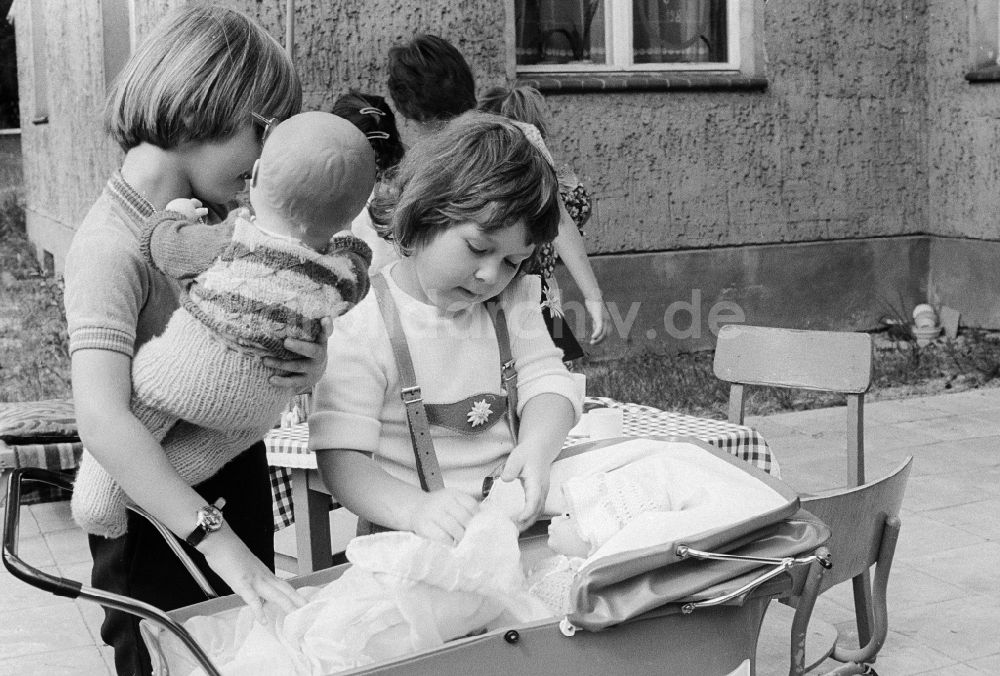 DDR-Bildarchiv: Schulzendorf - Kinder spielen im Freien in einem Kindergarten in Schulzendorf im Bundesland Brandenburg auf dem Gebiet der ehemaligen DDR, Deutsche Demokratische Republik