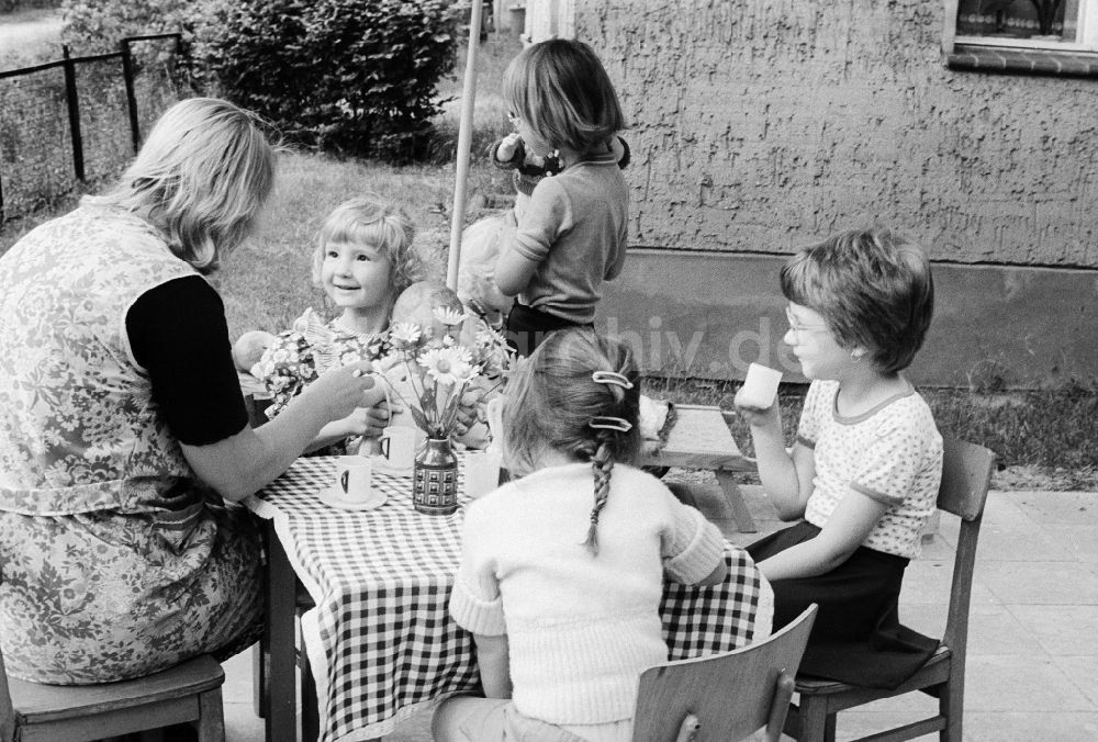 DDR-Fotoarchiv: Schulzendorf - Kinder spielen im Freien in einem Kindergarten in Schulzendorf im Bundesland Brandenburg auf dem Gebiet der ehemaligen DDR, Deutsche Demokratische Republik
