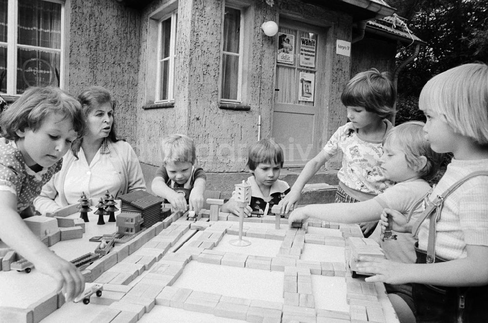 Schulzendorf: Kinder spielen im Freien in einem Kindergarten in Schulzendorf im Bundesland Brandenburg auf dem Gebiet der ehemaligen DDR, Deutsche Demokratische Republik