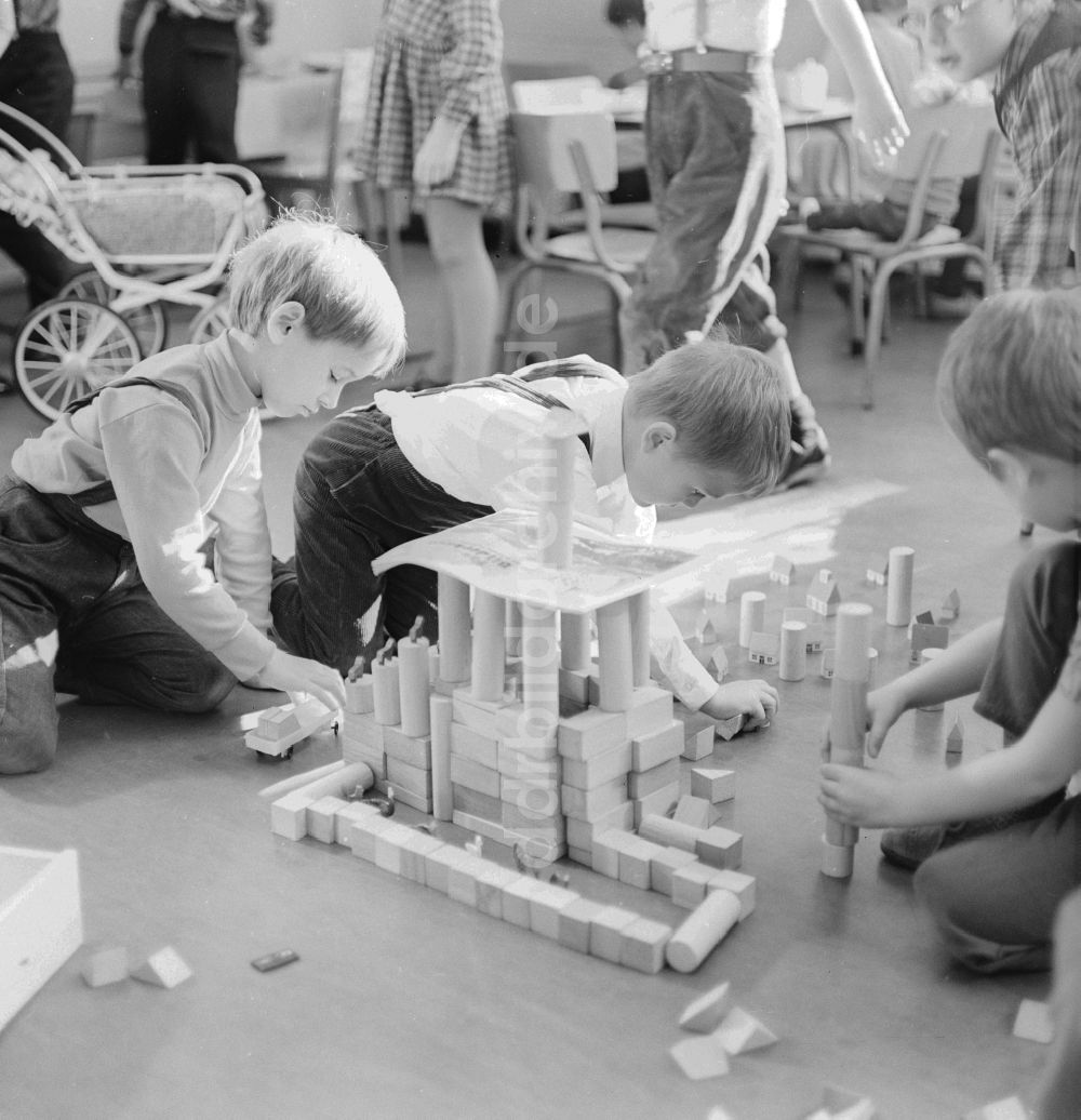 DDR-Bildarchiv: Berlin - Kinder spielen mit Holzbauklötzen in Berlin