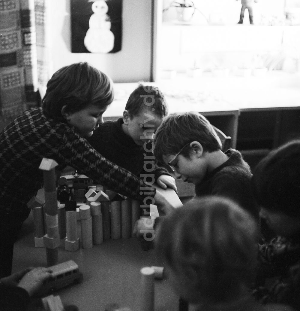 DDR-Bildarchiv: Berlin - Kinder spielen mit Holzbausteinen auf einem Tisch in Berlin