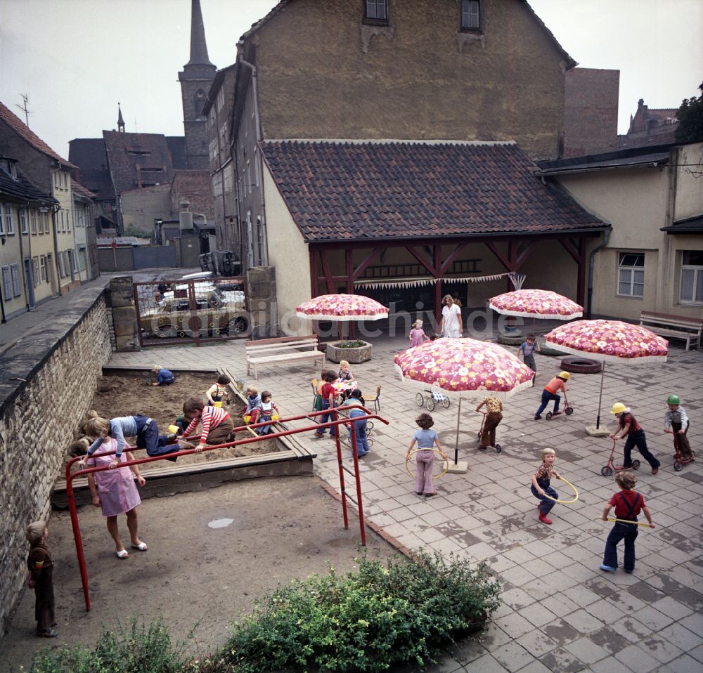 DDR-Fotoarchiv: Erfurt - Kinder spielen auf dem Innenhof in einem Kindergarten in Erfurt in der DDR