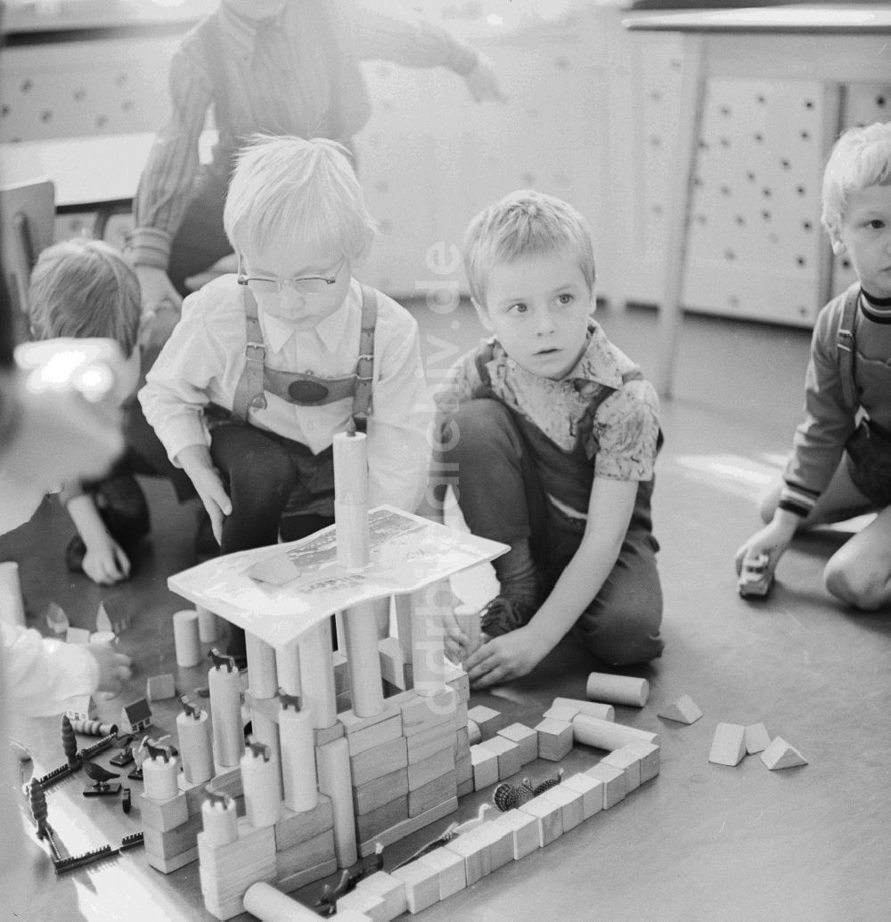 DDR-Fotoarchiv: Berlin - Kinder spielen im Kindergarten mit Holzbauklötzen in Berlin