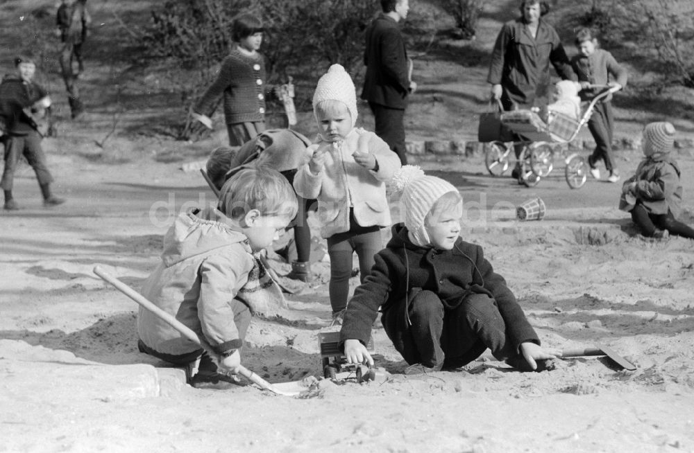 DDR-Bildarchiv: Berlin - Kinder spielen im Sandkasten in Berlin, der ehemaligen Hauptstadt der DDR, Deutsche Demokratische Republik