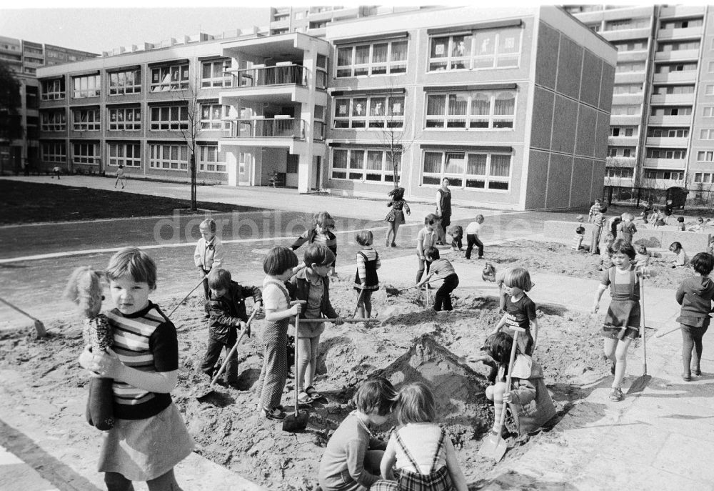 DDR-Bildarchiv: Berlin - Kinder spielen im Sandkasten im Kindergarten in Berlin, der ehemaligen Hauptstadt der DDR, Deutsche Demokratische Republik