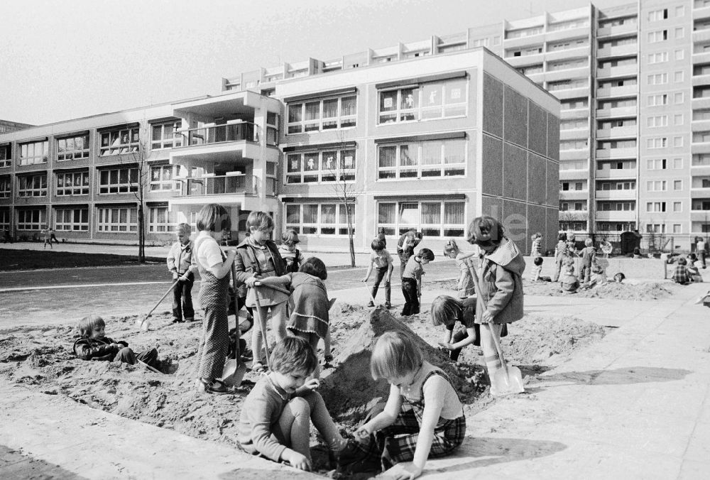 DDR-Fotoarchiv: Berlin - Kinder spielen im Sandkasten im Kindergarten in Berlin, der ehemaligen Hauptstadt der DDR, Deutsche Demokratische Republik