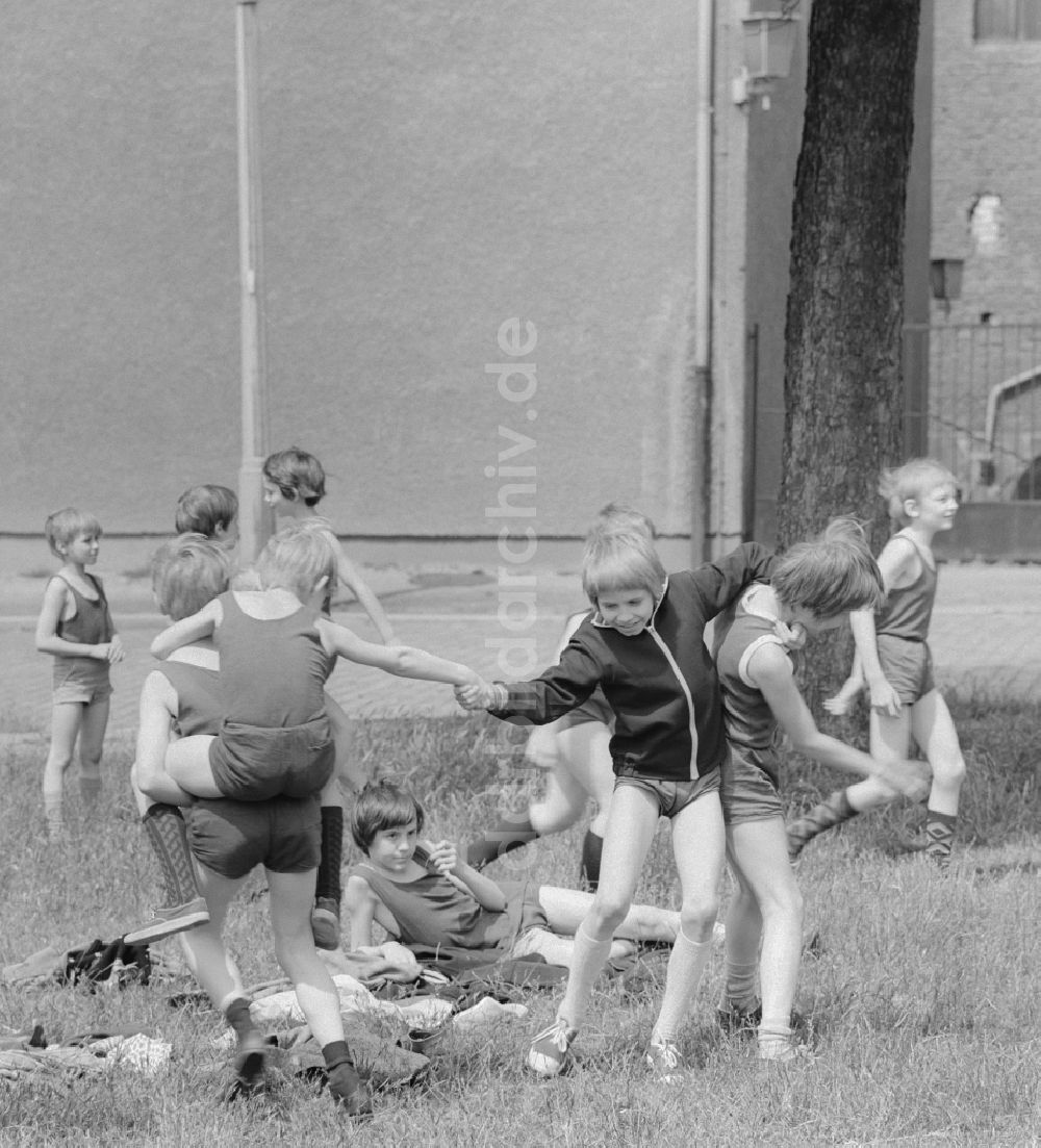 DDR-Bildarchiv: Berlin - Kinder spielen auf einer Wiese in Berlin
