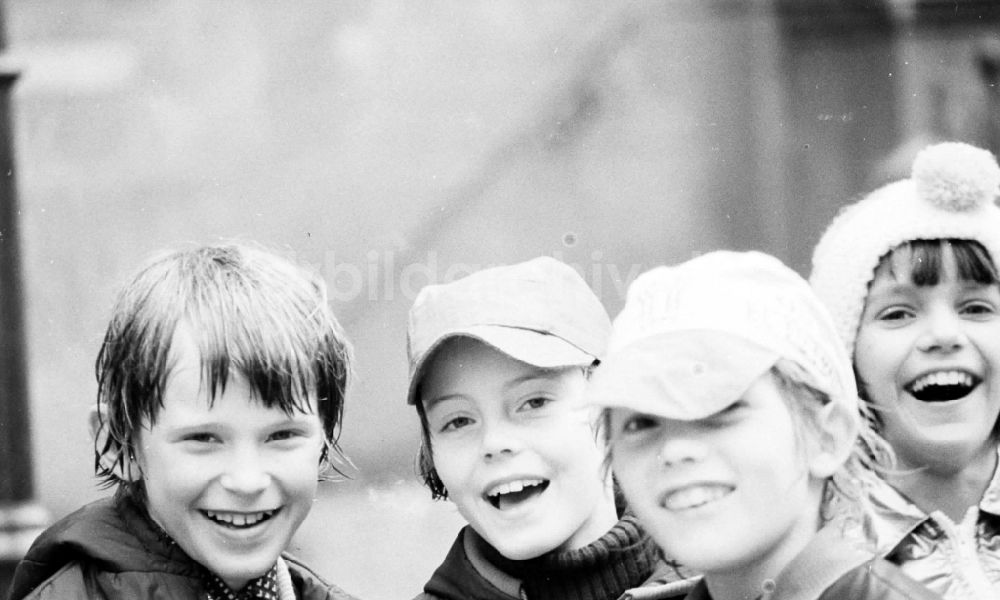Berlin: Kinder vor dem Stadtbad Oderberger Straße in Berlin - Prenzlauer Berg, der ehemaligen Hauptstadt der DDR, Deutsche Demokratische Republik