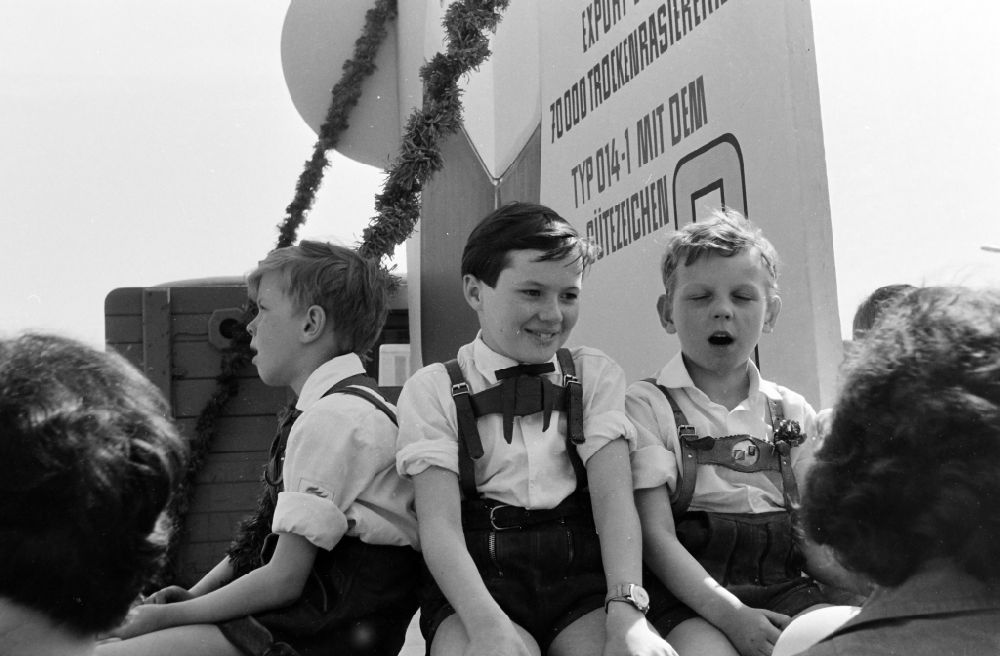DDR-Bildarchiv: Berlin - Kinder auf dem Stellplatz und Sammelplatz zum Feiertag des 1. Mai auf den Straßen in Berlin in der DDR