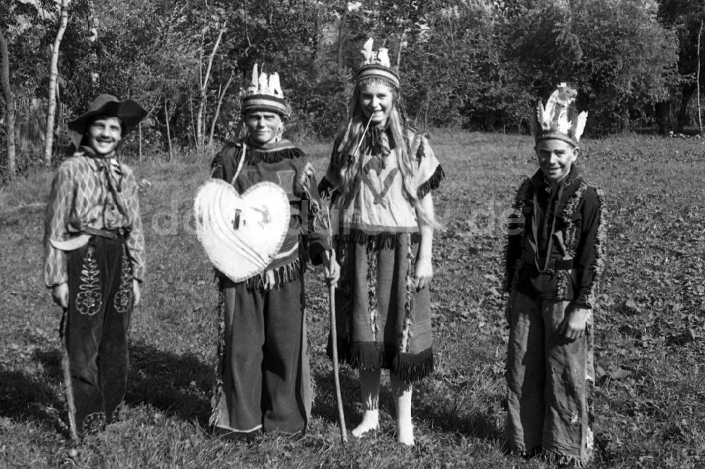 Merseburg: Kinder verkleidet als Cowboy und Indianer in Merseburg in Sachsen-Anhalt in Deutschland