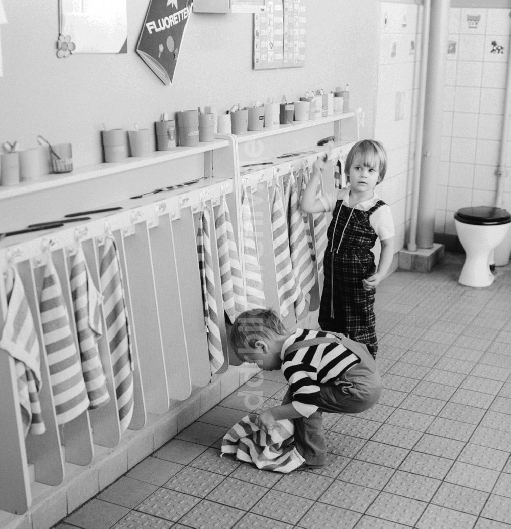 DDR-Fotoarchiv: Berlin - Kinder im Waschraum einer Kinderkrippe in Berlin, der ehemaligen Hauptstadt der DDR, Deutsche Demokratische Republik