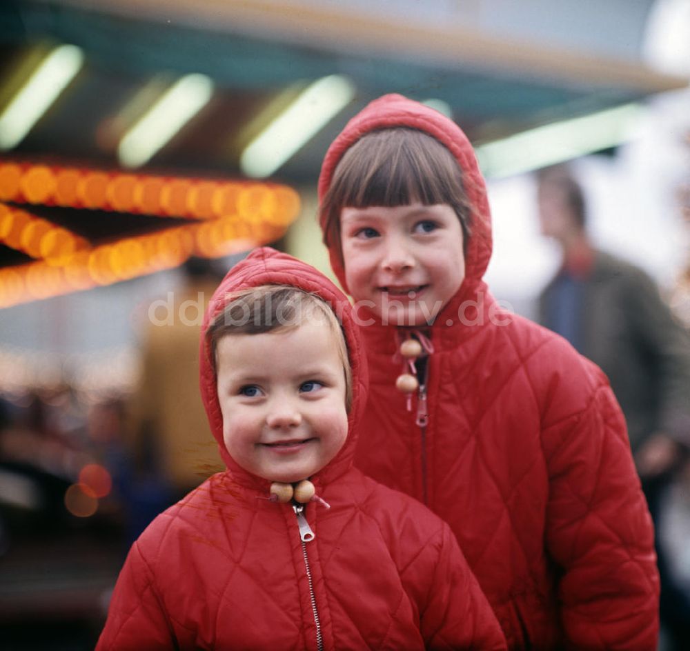 Berlin: Kinder auf dem Weihnachtsmarkt Berlin-Mitte