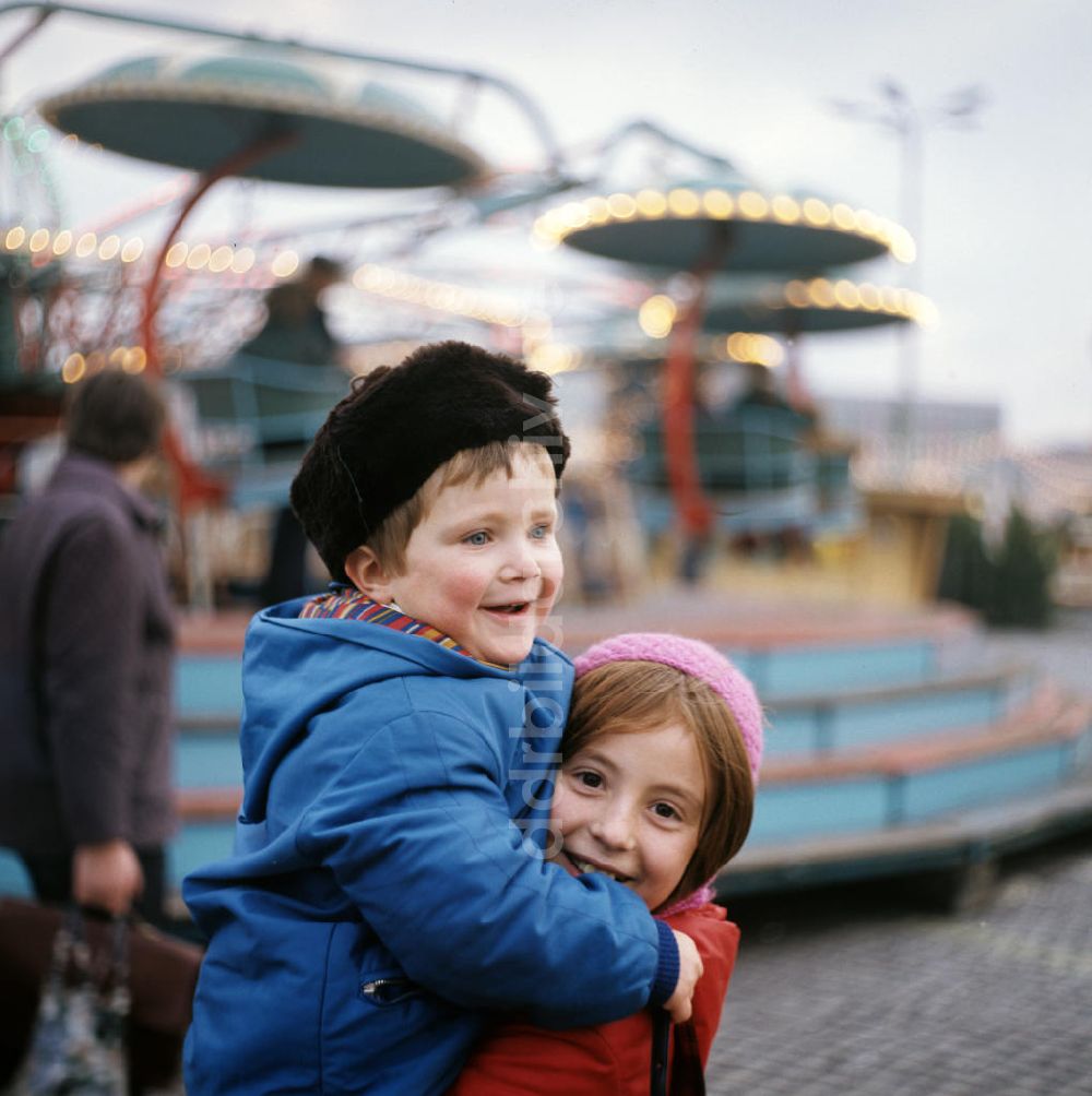 DDR-Fotoarchiv: Berlin - Kinder auf dem Weihnachtsmarkt Berlin-Mitte
