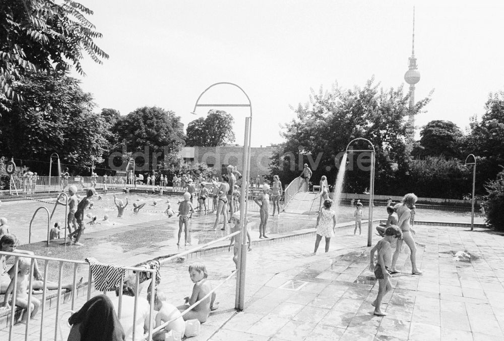 DDR-Bildarchiv: Berlin - Kinderbad Monbijou in Berlin, der ehemaligen Hauptstadt der DDR, Deutsche Demokratische Republik