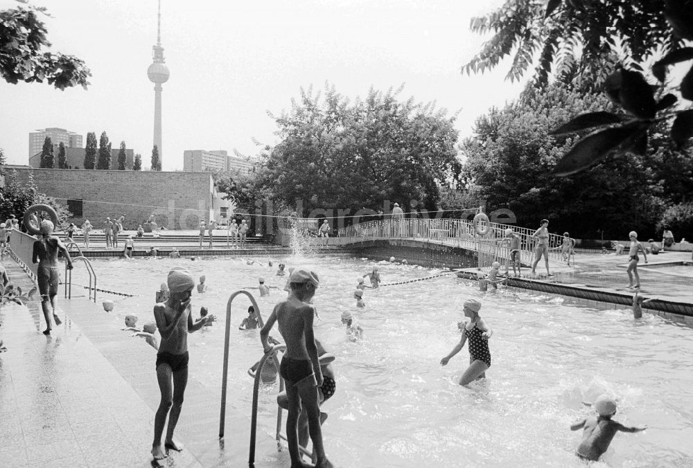 DDR-Fotoarchiv: Berlin - Kinderbad Monbijou in Berlin, der ehemaligen Hauptstadt der DDR, Deutsche Demokratische Republik