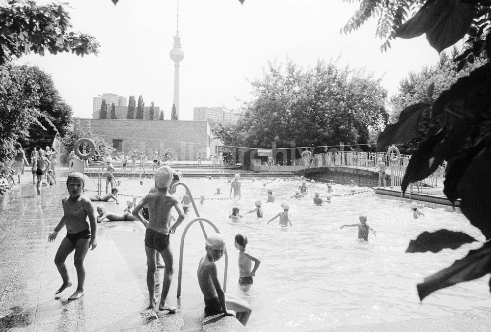 Berlin: Kinderbad Monbijou in Berlin, der ehemaligen Hauptstadt der DDR, Deutsche Demokratische Republik