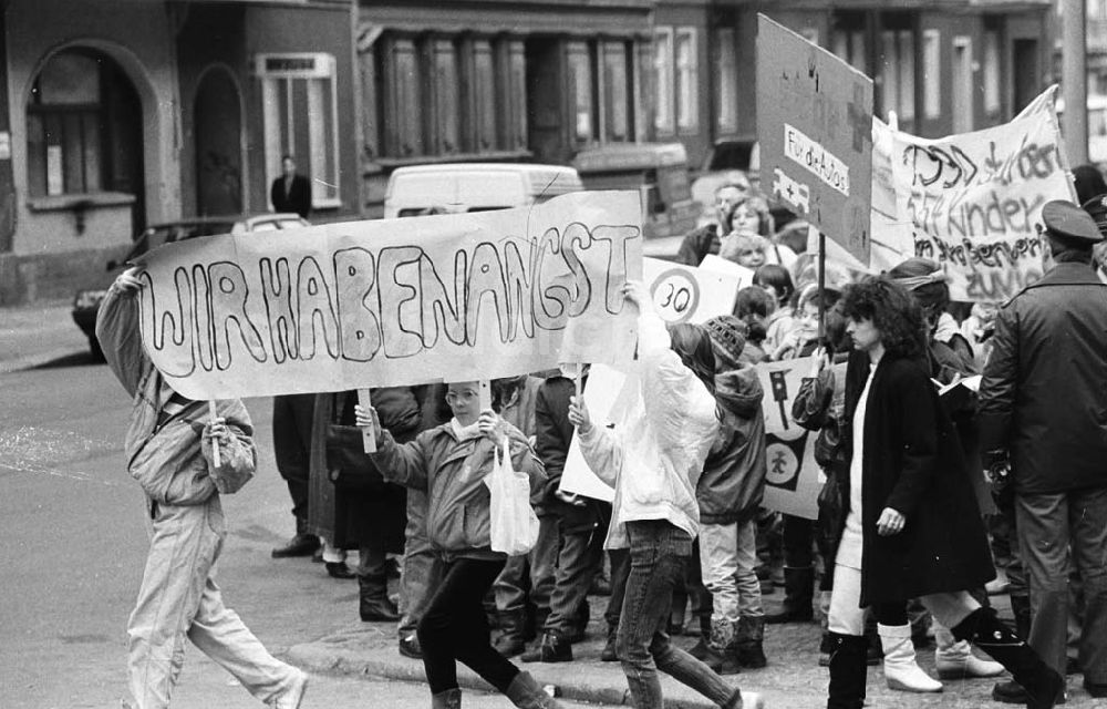 DDR-Bildarchiv: Berlin - Kinderdemonstration für eine Ampel in der Scharnweberstraße 12.02.92 Lange Umschlag 1992-60