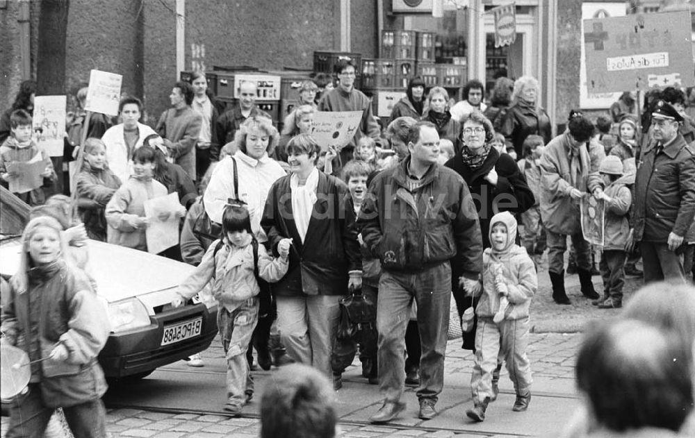 DDR-Fotoarchiv: Berlin - Kinderdemonstration für eine Ampel in der Scharnweberstraße 12.02.92 Lange Umschlag 1992-60