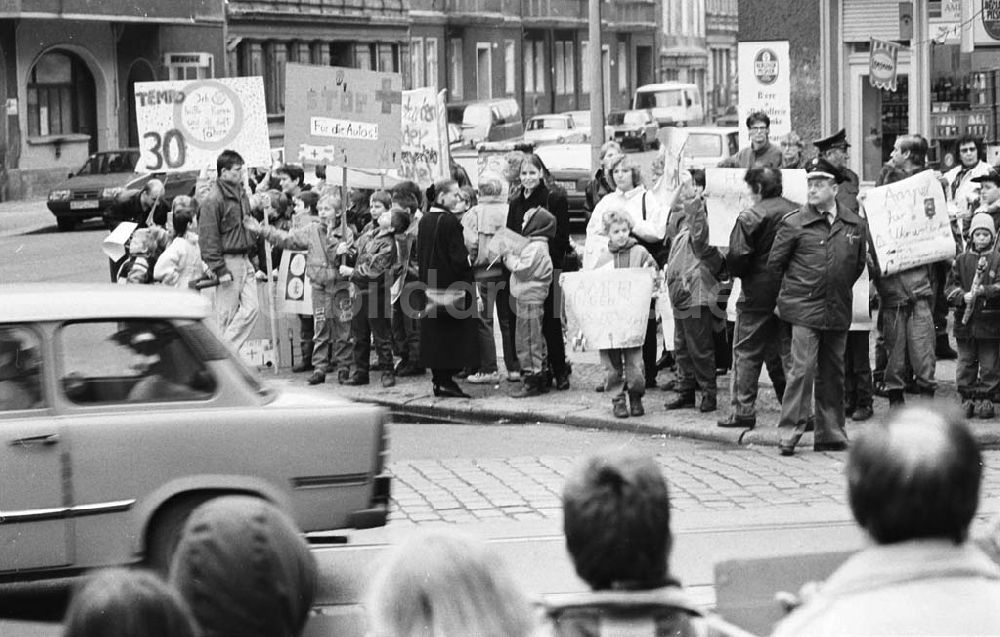 DDR-Fotoarchiv: Berlin - Kinderdemonstration für eine Ampel in der Scharnweberstraße 12.02.92 Lange Umschlag 1992-60