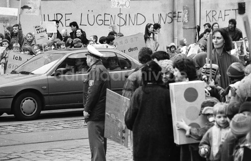 DDR-Bildarchiv: Berlin - Kinderdemonstration für eine Ampel in der Scharnweberstraße 12.02.92 Lange Umschlag 1992-60