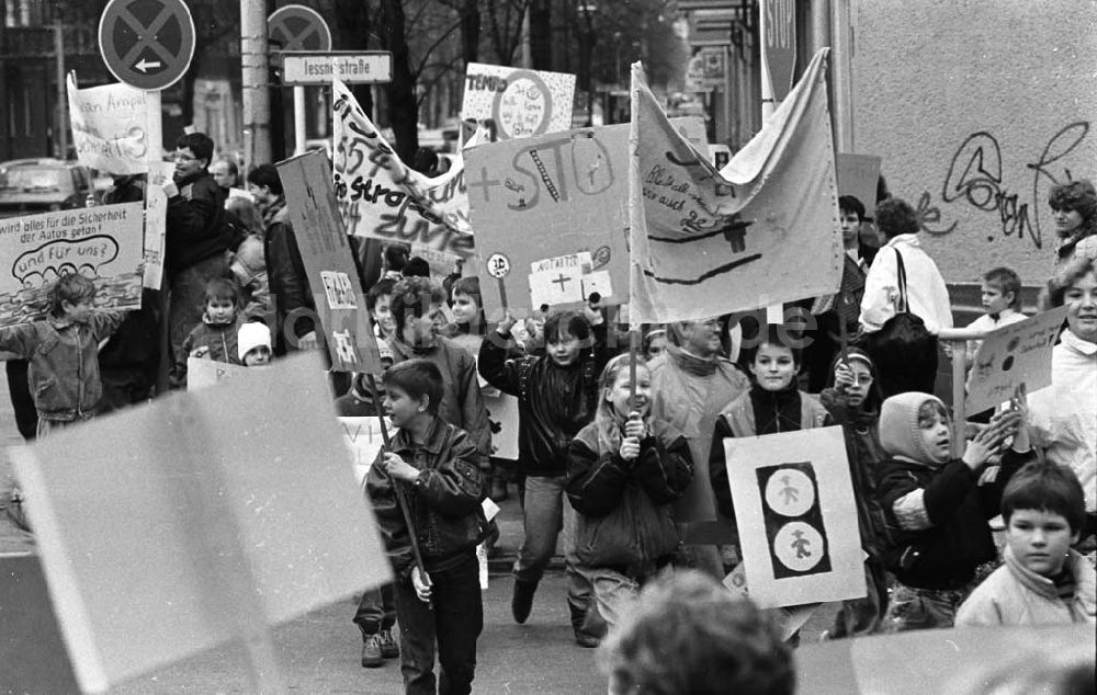 Berlin: Kinderdemonstration für eine Ampel in der Scharnweberstraße 12.02.92 Lange Umschlag 1992-60