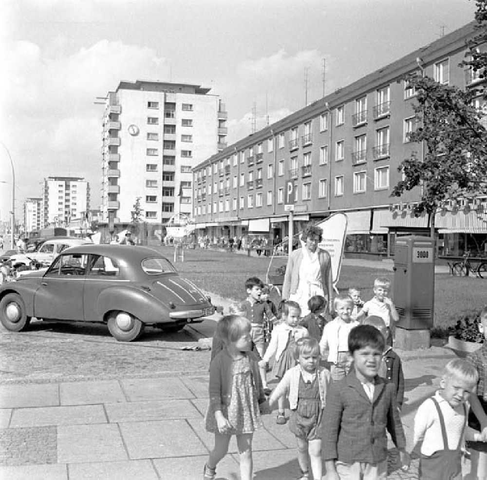 DDR-Fotoarchiv: Eisenhüttenstadt - Kindergarten-Kinder gehen in Eisenhüttenstadt in der Gruppe spazieren