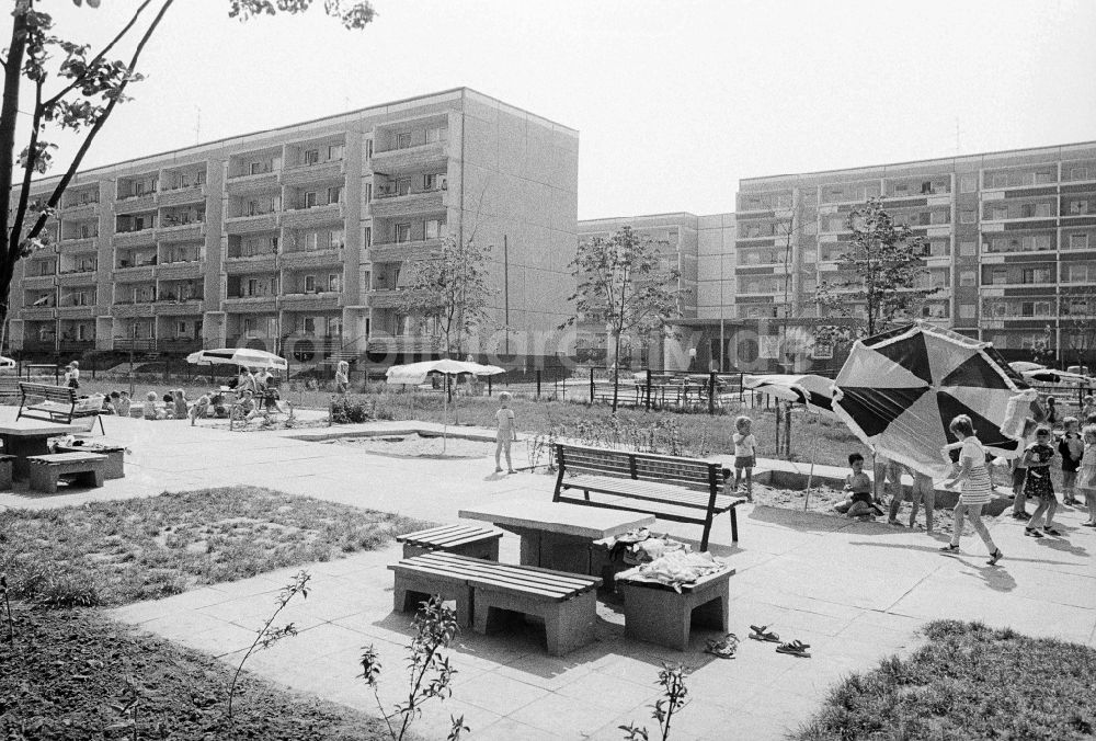 DDR-Fotoarchiv: Magdeburg - Kindergarten / Kinderkrippe Fliederhof im Stadtteil Olvenstedt in Magdeburg in Sachsen-Anhalt in der DDR