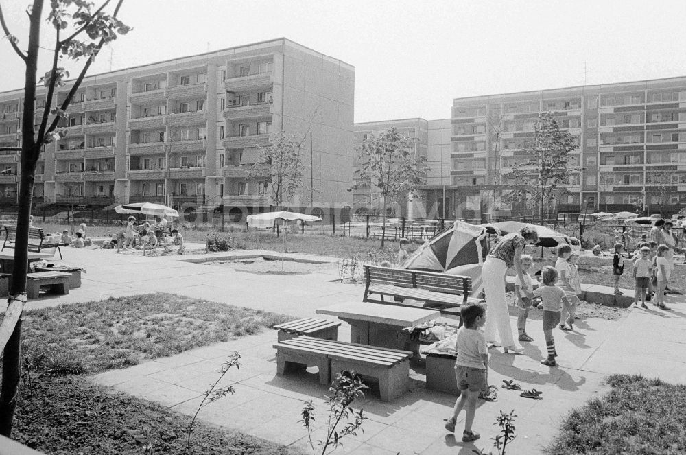 DDR-Bildarchiv: Magdeburg - Kindergarten / Kinderkrippe Fliederhof im Stadtteil Olvenstedt in Magdeburg in Sachsen-Anhalt in der DDR
