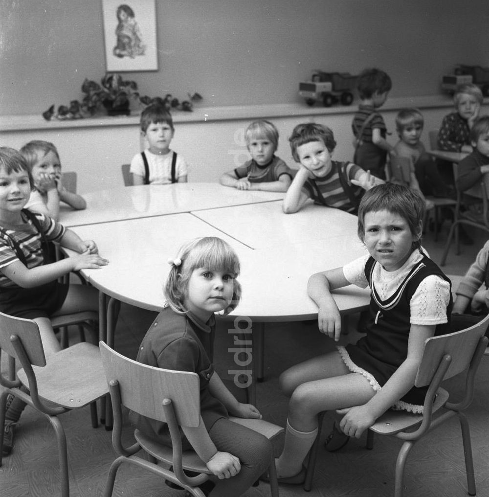 DDR-Bildarchiv: Berlin-Köpenick - Kindergarten und Krippe im Salvador Allende Viertel