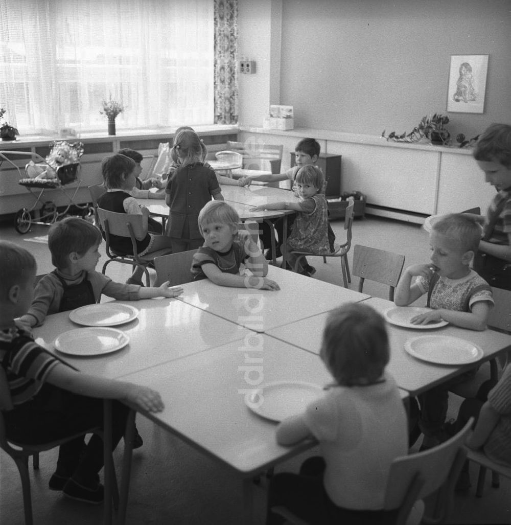 DDR-Fotoarchiv: Berlin-Köpenick - Kindergarten und Krippe im Salvador Allende Viertel