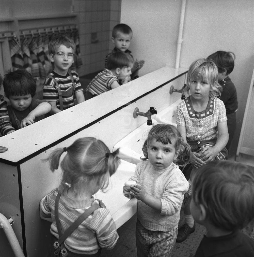 DDR-Bildarchiv: Berlin-Köpenick - Kindergarten und Krippe im Salvador Allende Viertel