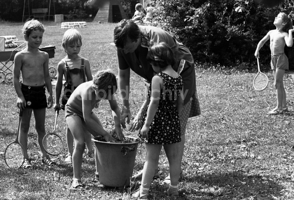 Berlin: Kindergarten im Sommer in Berlin in der DDR