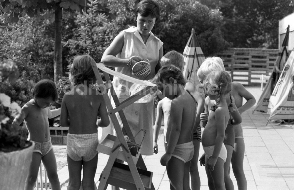 DDR-Bildarchiv: Berlin - Kindergarten im Sommer in Berlin in der DDR