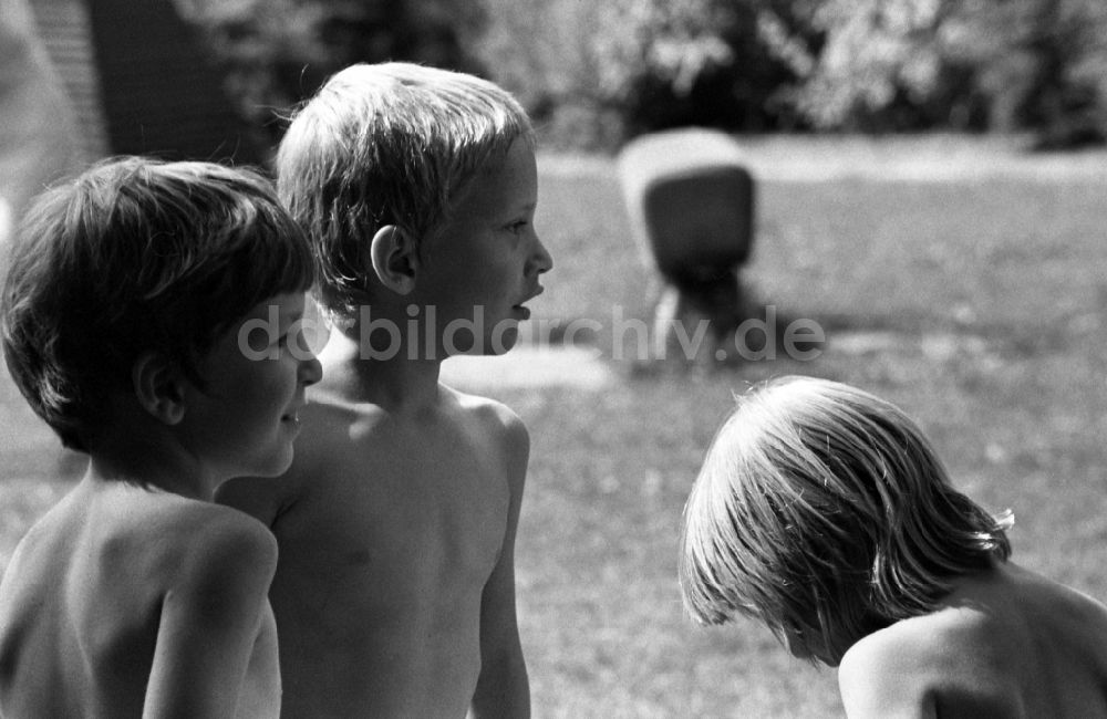 DDR-Fotoarchiv: Berlin - Kindergarten im Sommer in Berlin auf dem Gebiet der ehemaligen DDR, Deutsche Demokratische Republik