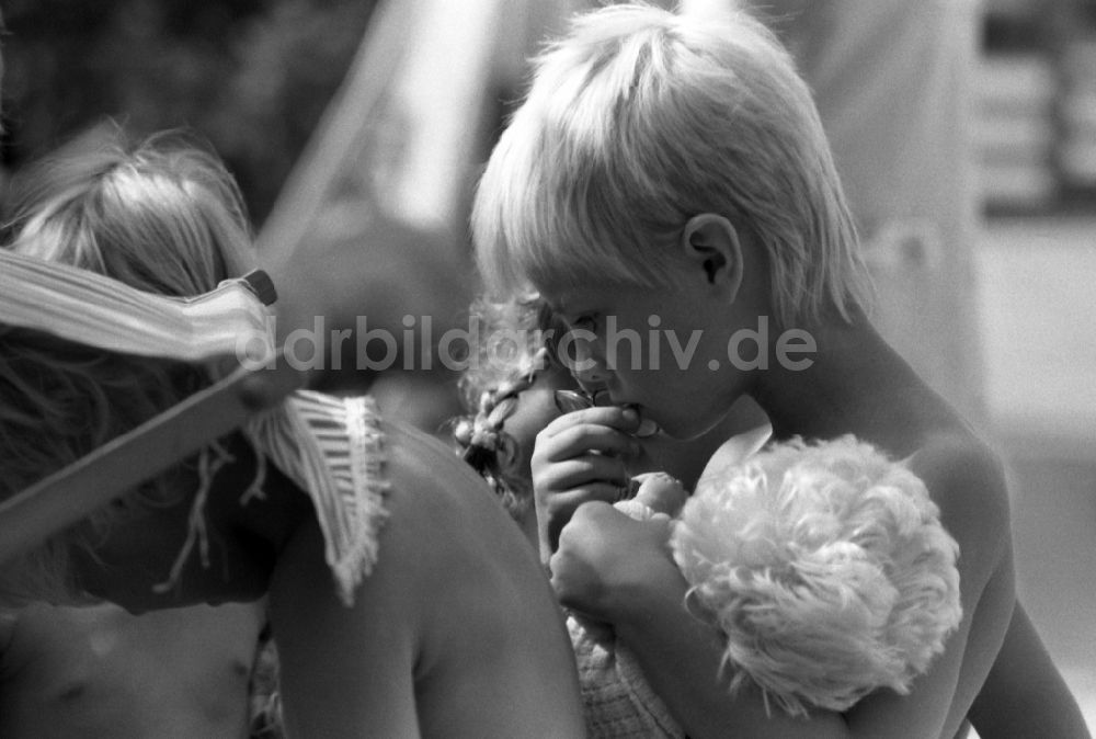 DDR-Fotoarchiv: Berlin - Kindergarten im Sommer in Berlin auf dem Gebiet der ehemaligen DDR, Deutsche Demokratische Republik
