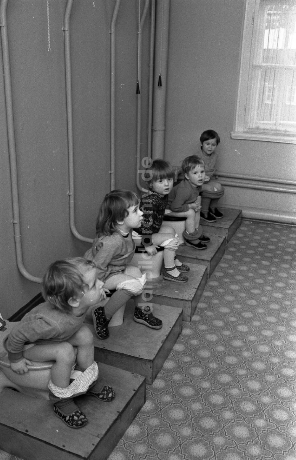 DDR-Bildarchiv: Berlin - Kindergartengruppe auf der Toilette in Berlin in der DDR