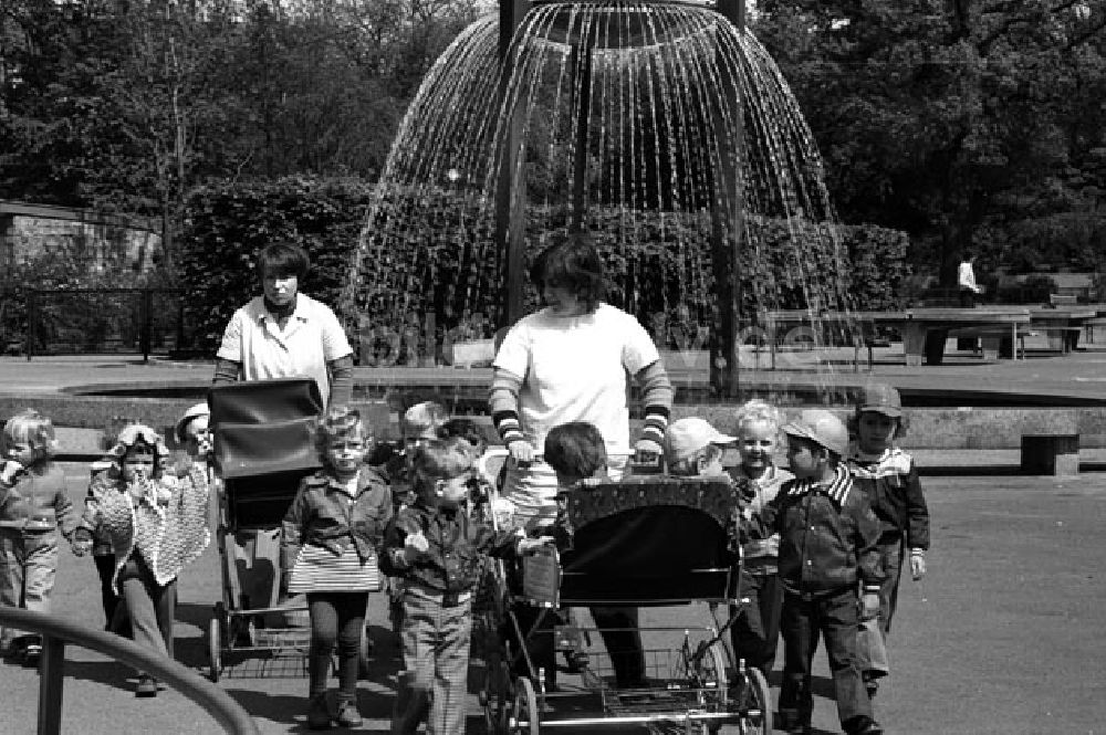 DDR-Bildarchiv: Berlin - Kinderkrippen- Spaziergang in Berlin Friedrichshain