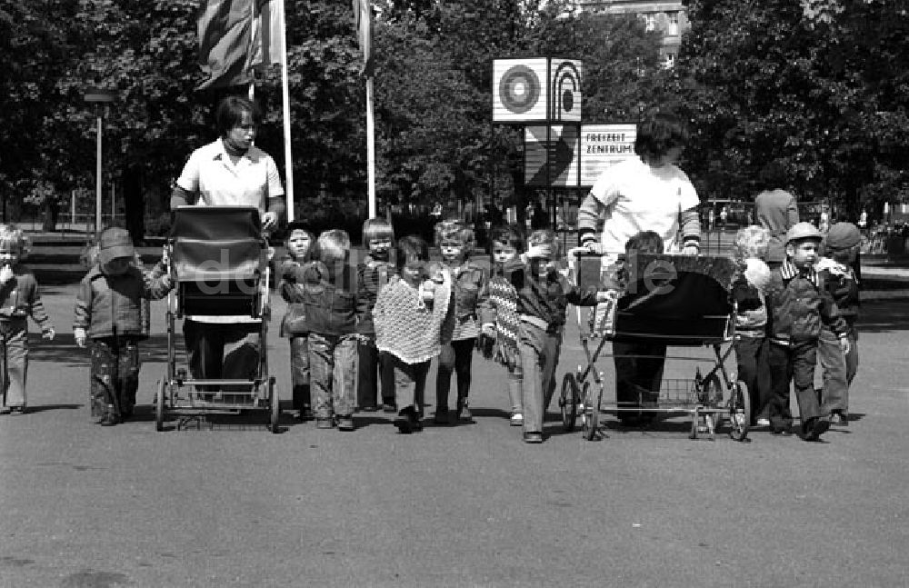DDR-Fotoarchiv: Berlin - Kinderkrippen- Spaziergang in Berlin Friedrichshain