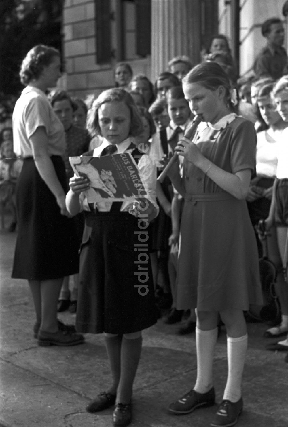 DDR-Fotoarchiv: Dresden - Kindern und Jugendliche beim mit Pionierkleidung vor dem Pionierpalast in Dresden, Deutschland