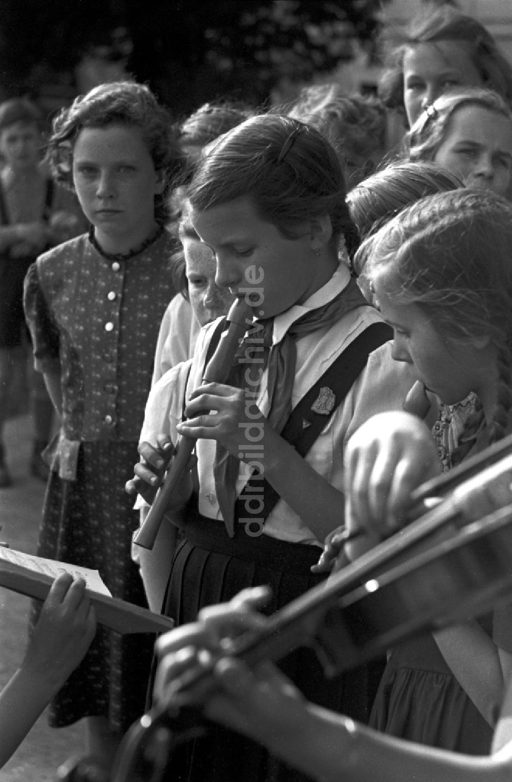 Dresden: Kindern und Jugendliche beim mit Pionierkleidung vor dem Pionierpalast in Dresden, Deutschland