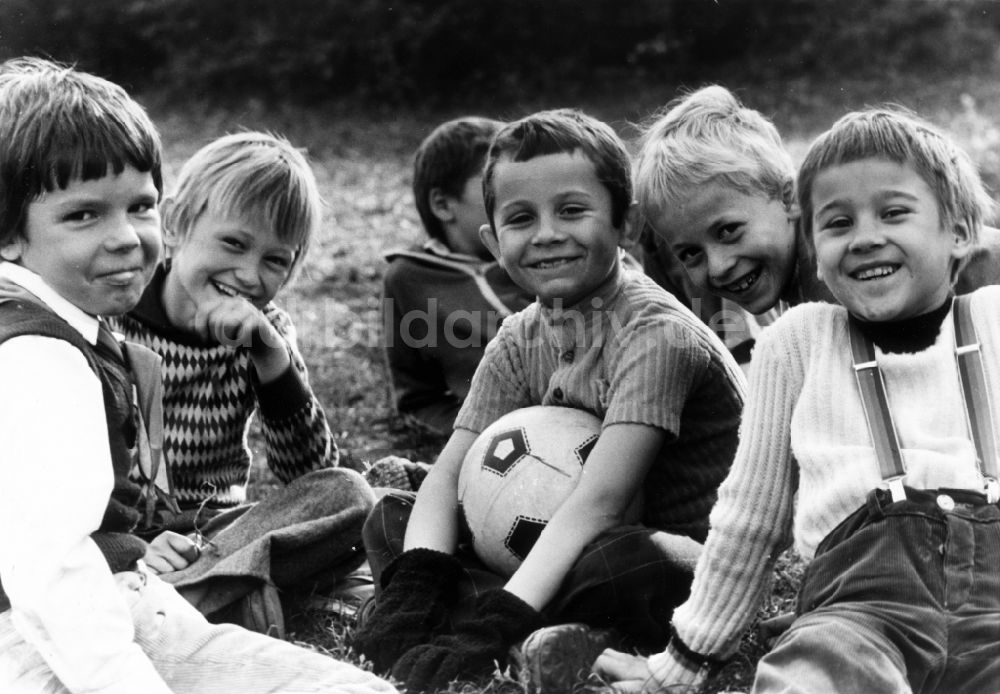 DDR-Bildarchiv: Berlin - Kindern und Jugendliche auf einem Fußballplatz im Volkspark Friedrichshain in Berlin in der DDR