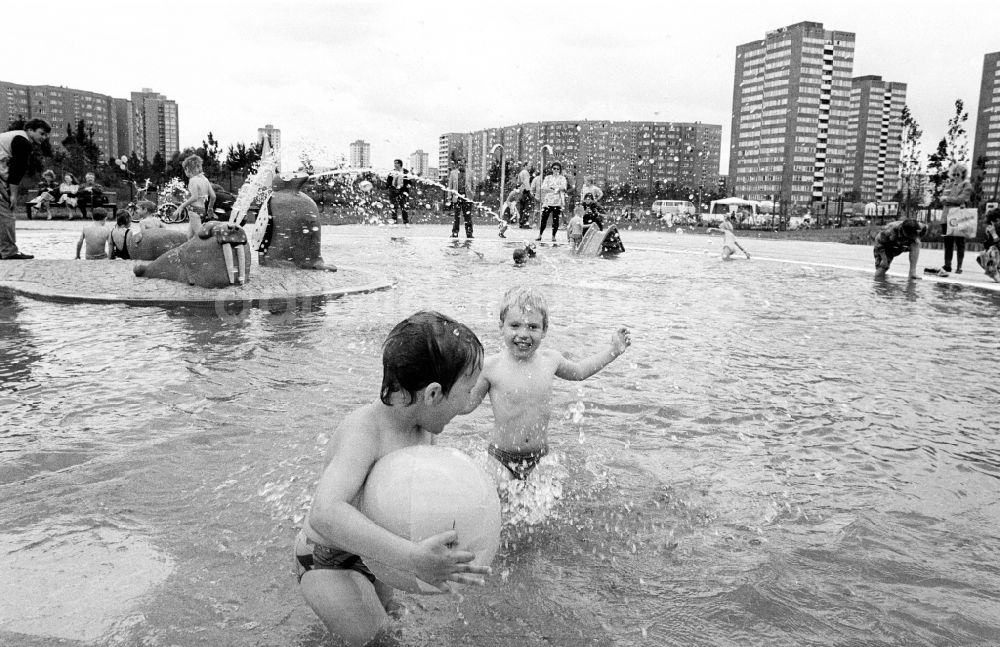 DDR-Bildarchiv: Berlin - Kinderplansche im Wohngebietspark im Stadtteil Marzahn der ehemaligen Hauptstadt der DDR, Deutsche Demokratische Republik