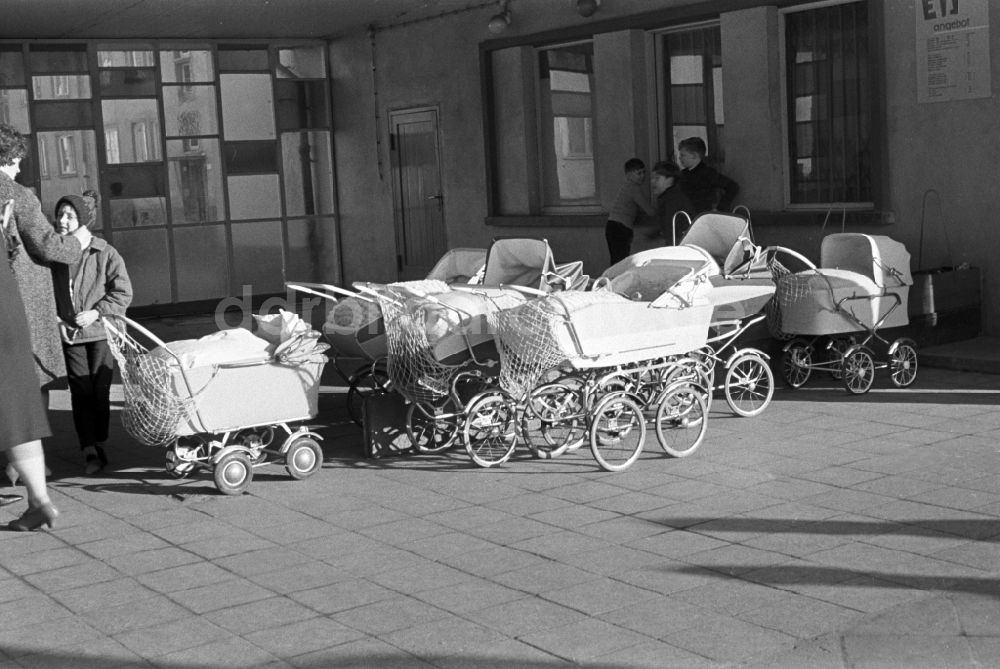 Magdeburg: Kinderwagen vor einer Eisdiele in Magdeburg in Sachsen - Anhalt